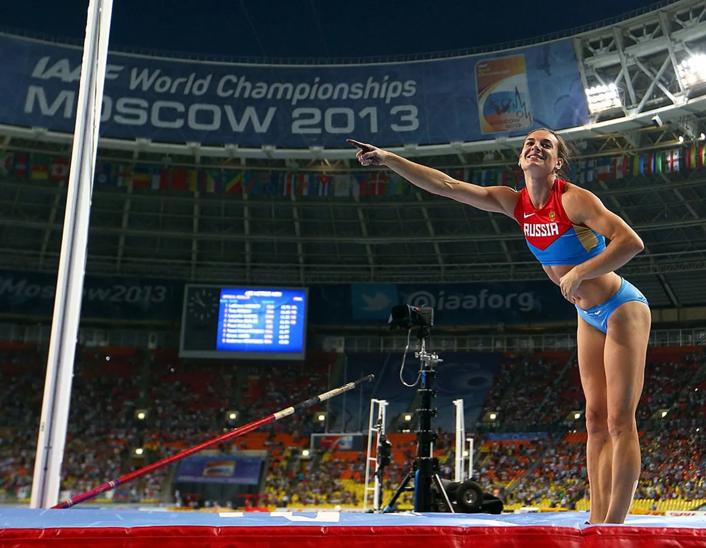 Yelena Isinbaeva celebrates after winning the women's pole vault final at the 2013 IAAF World Championships in Moscow